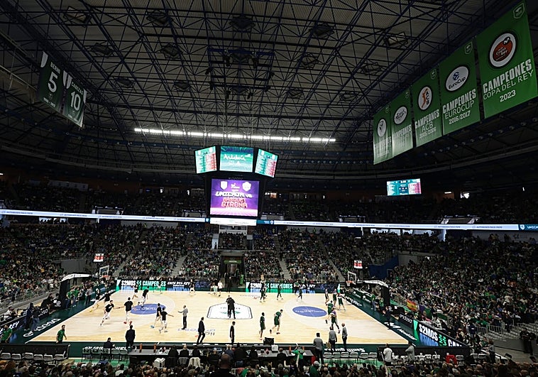Imagen del Palacio antes del Unicaja-Girona con la bandera del título de la Copa ya en el techo.