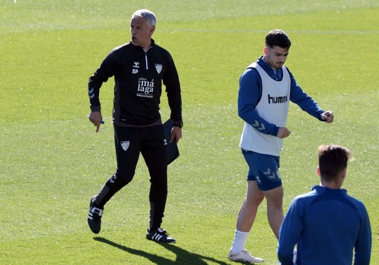 El entrenador del Málaga, Sergio Pellicer, da instrucciones durante un entrenamiento de esta semana.