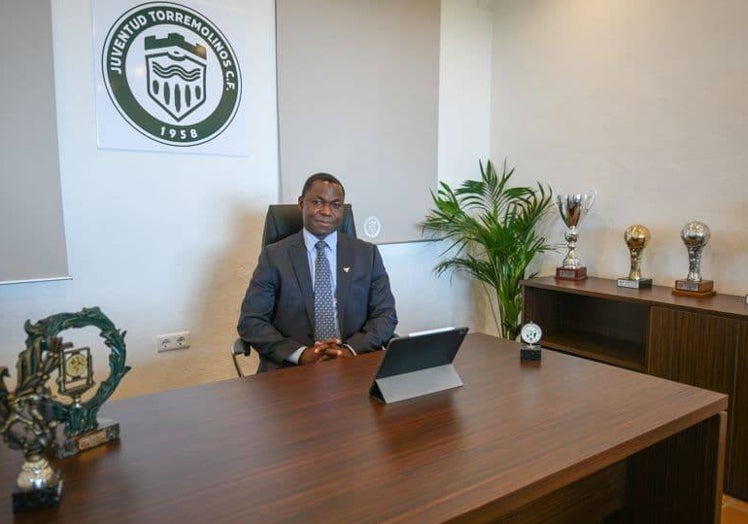 El presidente del Torremolinos, Alain Patrick Ajegun, tras la salida del iraní Sharam Hoosfar.