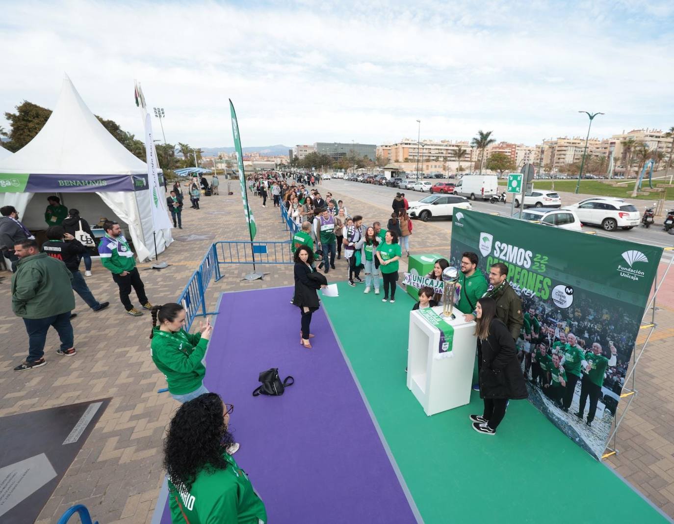 La previa del Unicaja-Girona estuvo marcada por la emoción: hubo fotos con la Copa, documental en el videomarcador e izado de la bandera con el nuevo título del club malagueño