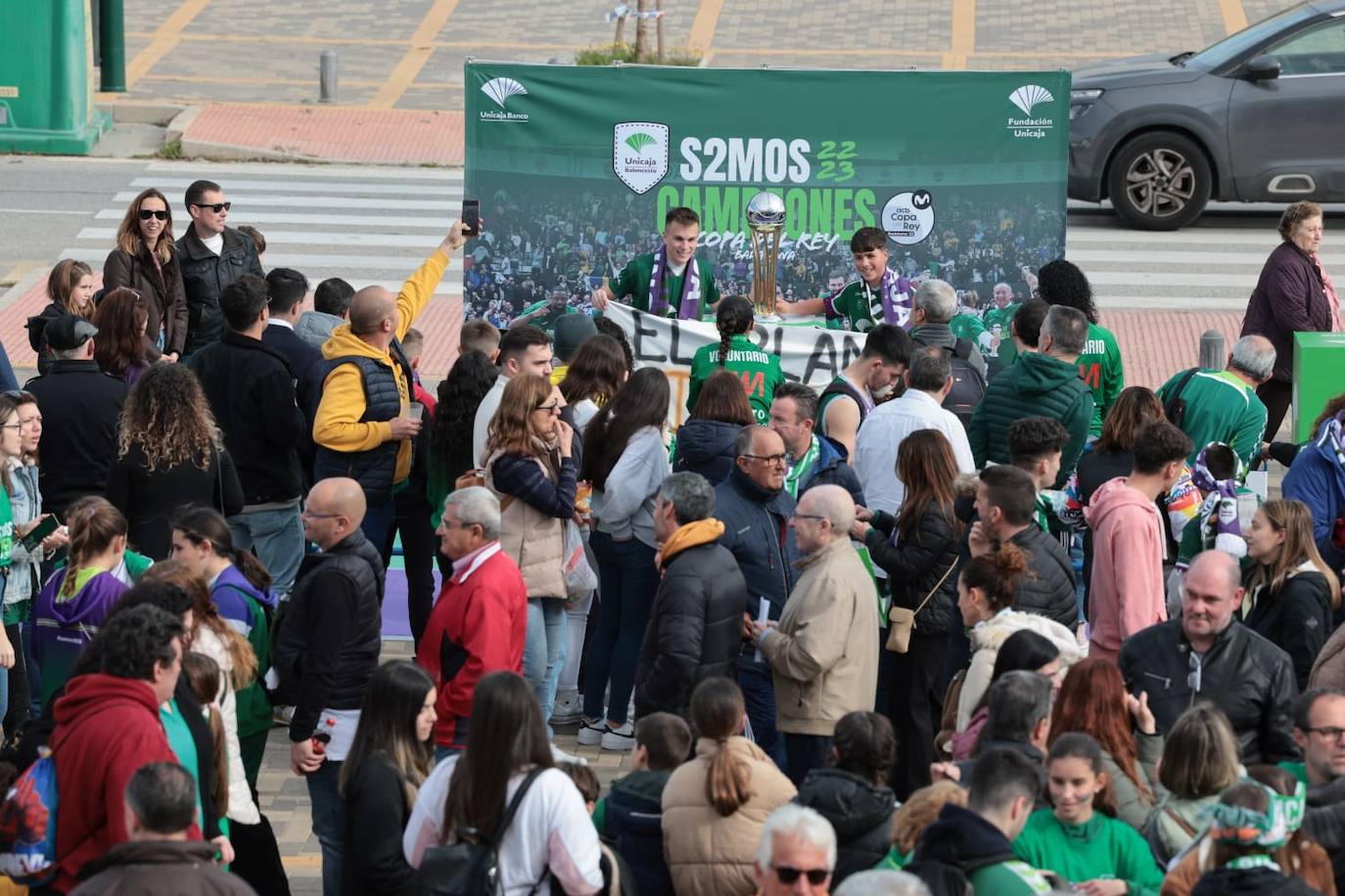 La previa del Unicaja-Girona estuvo marcada por la emoción: hubo fotos con la Copa, documental en el videomarcador e izado de la bandera con el nuevo título del club malagueño