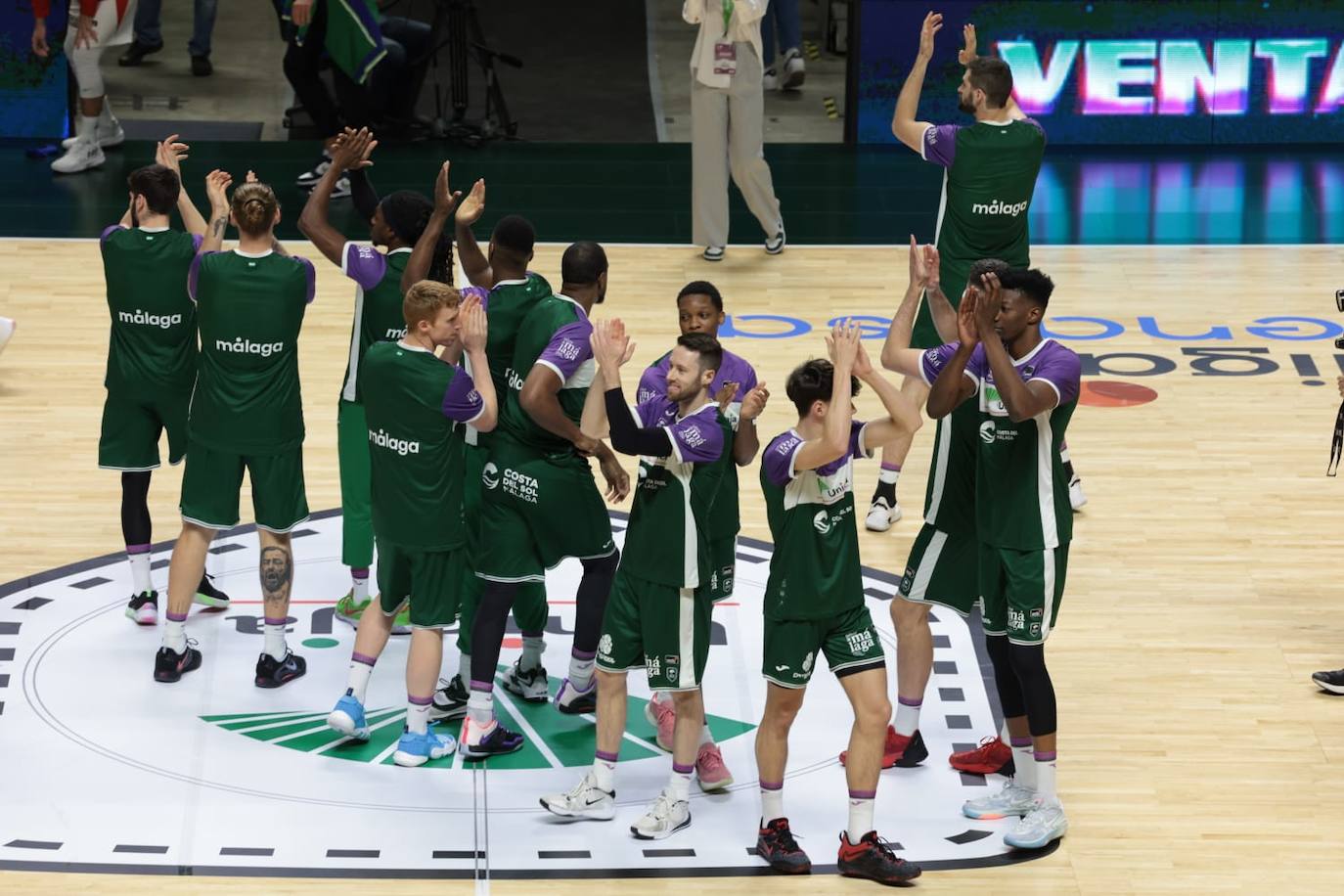 La previa del Unicaja-Girona estuvo marcada por la emoción: hubo fotos con la Copa, documental en el videomarcador e izado de la bandera con el nuevo título del club malagueño
