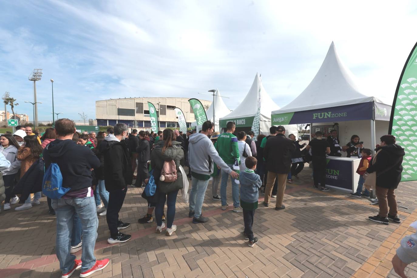 La previa del Unicaja-Girona estuvo marcada por la emoción: hubo fotos con la Copa, documental en el videomarcador e izado de la bandera con el nuevo título del club malagueño