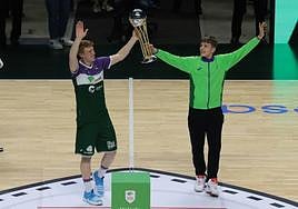 Imagen del Palacio antes del Unicaja-Girona con la bandera del título de la Copa ya en el techo.