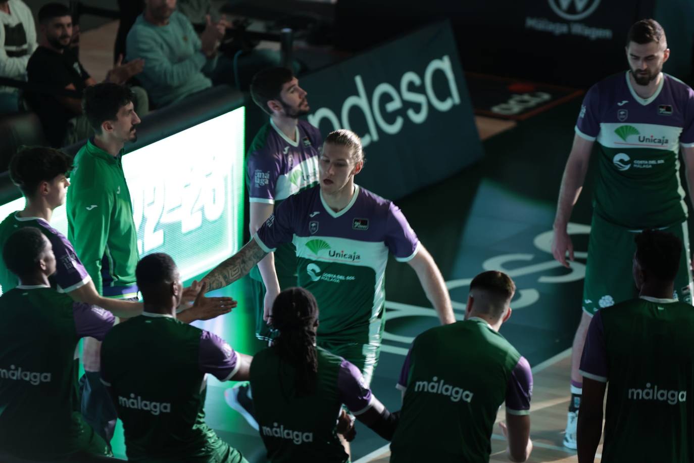 La previa del Unicaja-Girona estuvo marcada por la emoción: hubo fotos con la Copa, documental en el videomarcador e izado de la bandera con el nuevo título del club malagueño