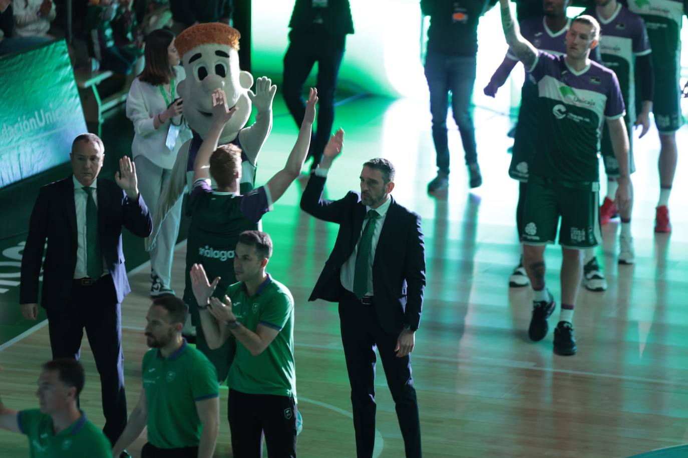 La previa del Unicaja-Girona estuvo marcada por la emoción: hubo fotos con la Copa, documental en el videomarcador e izado de la bandera con el nuevo título del club malagueño