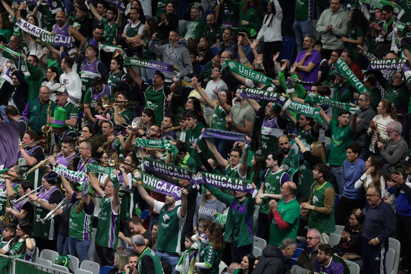La previa del Unicaja-Girona estuvo marcada por la emoción: hubo fotos con la Copa, documental en el videomarcador e izado de la bandera con el nuevo título del club malagueño