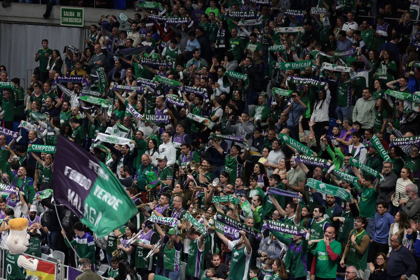 La previa del Unicaja-Girona estuvo marcada por la emoción: hubo fotos con la Copa, documental en el videomarcador e izado de la bandera con el nuevo título del club malagueño