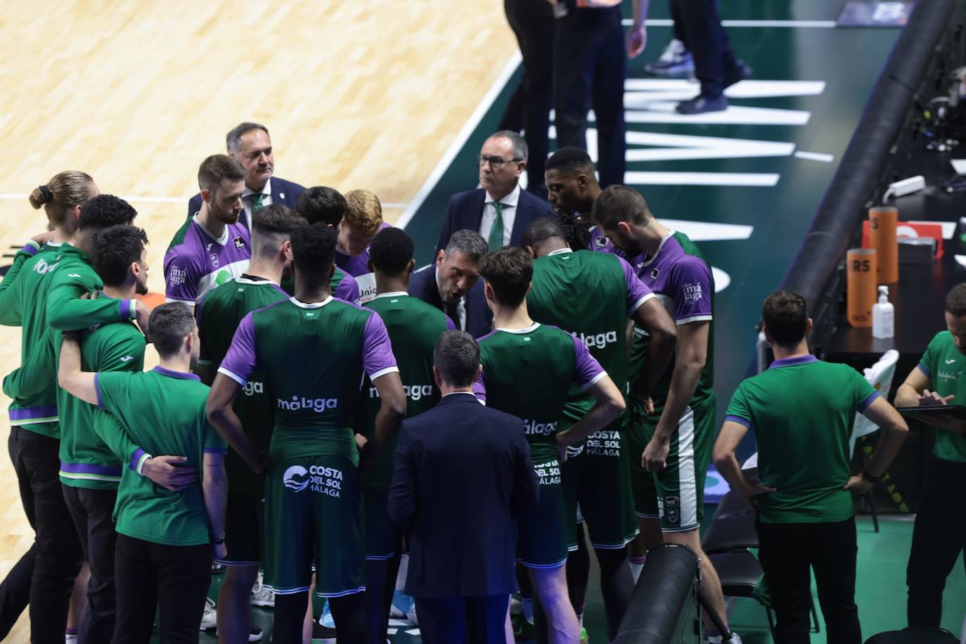 La previa del Unicaja-Girona estuvo marcada por la emoción: hubo fotos con la Copa, documental en el videomarcador e izado de la bandera con el nuevo título del club malagueño