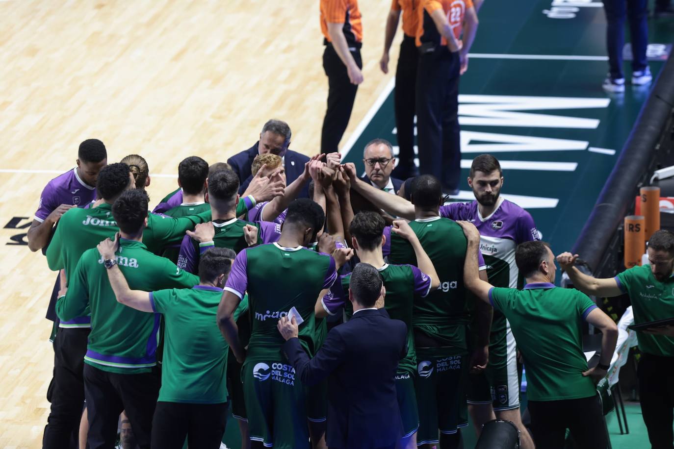 La previa del Unicaja-Girona estuvo marcada por la emoción: hubo fotos con la Copa, documental en el videomarcador e izado de la bandera con el nuevo título del club malagueño