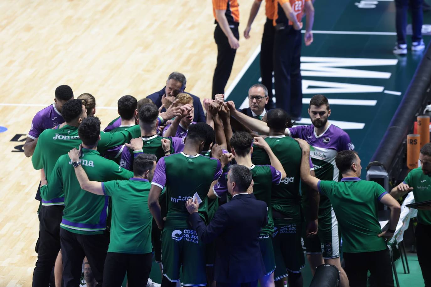 La previa del Unicaja-Girona estuvo marcada por la emoción: hubo fotos con la Copa, documental en el videomarcador e izado de la bandera con el nuevo título del club malagueño