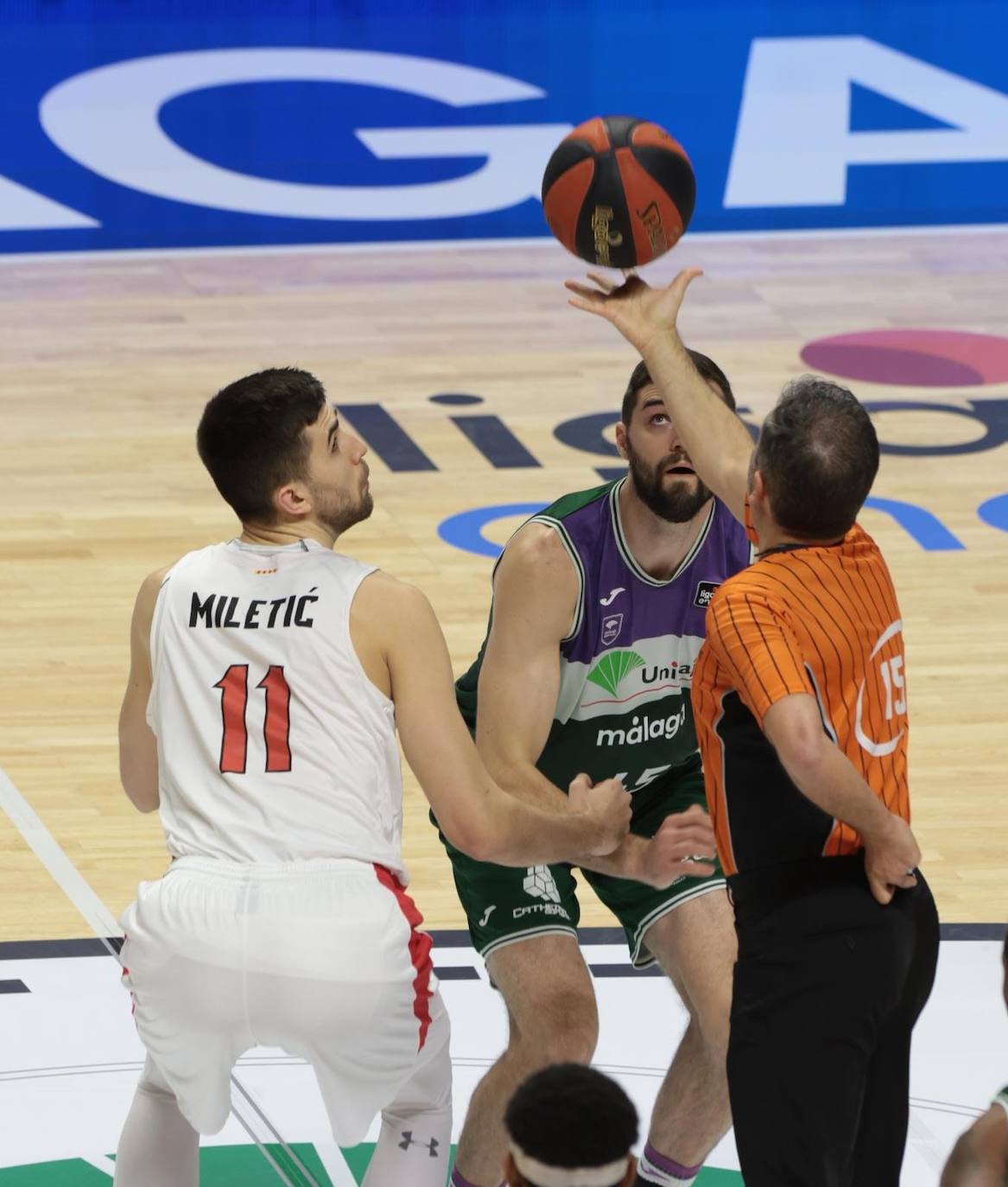 La previa del Unicaja-Girona estuvo marcada por la emoción: hubo fotos con la Copa, documental en el videomarcador e izado de la bandera con el nuevo título del club malagueño