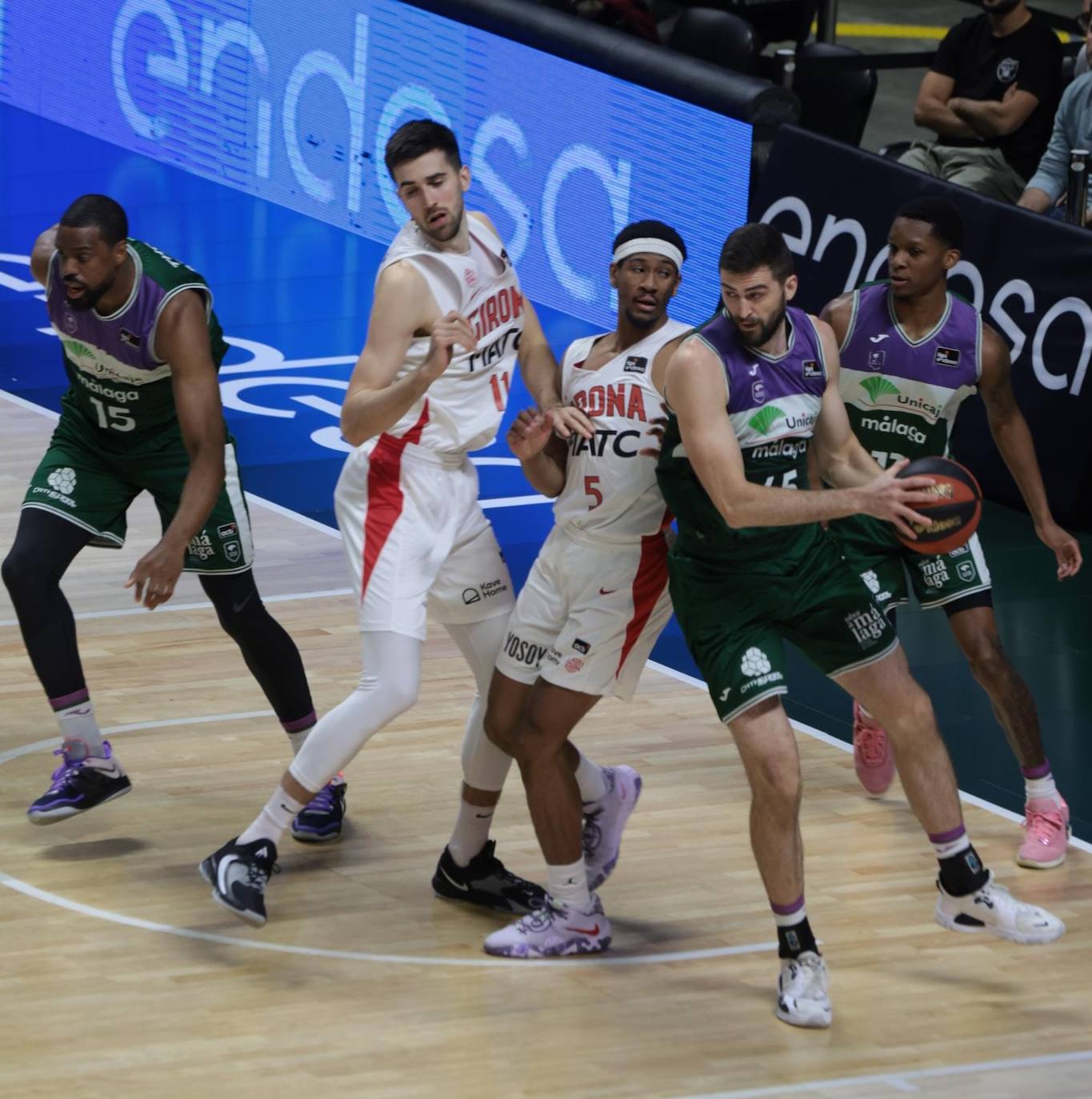 La previa del Unicaja-Girona estuvo marcada por la emoción: hubo fotos con la Copa, documental en el videomarcador e izado de la bandera con el nuevo título del club malagueño