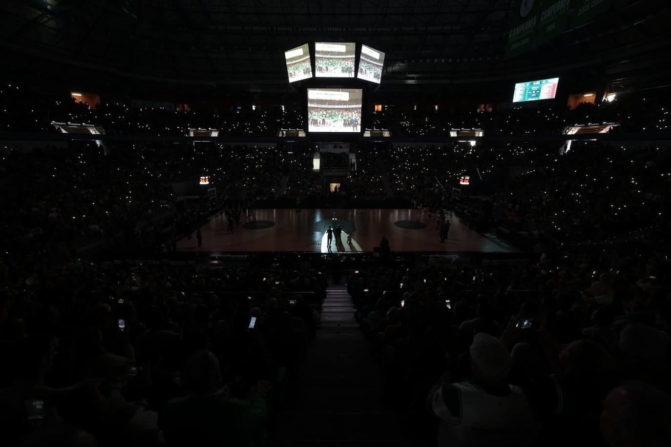 La previa del Unicaja-Girona estuvo marcada por la emoción: hubo fotos con la Copa, documental en el videomarcador e izado de la bandera con el nuevo título del club malagueño