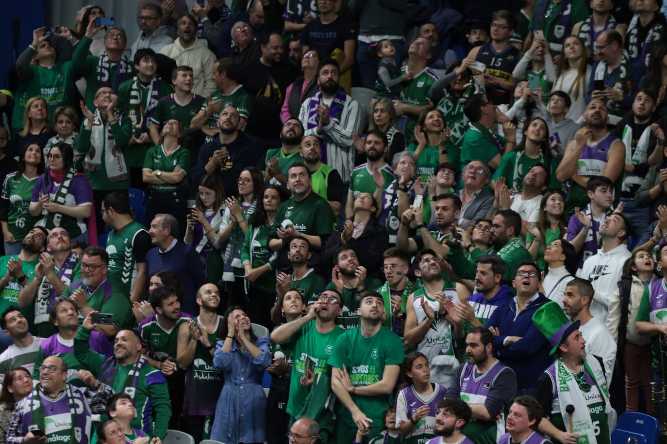 La previa del Unicaja-Girona estuvo marcada por la emoción: hubo fotos con la Copa, documental en el videomarcador e izado de la bandera con el nuevo título del club malagueño