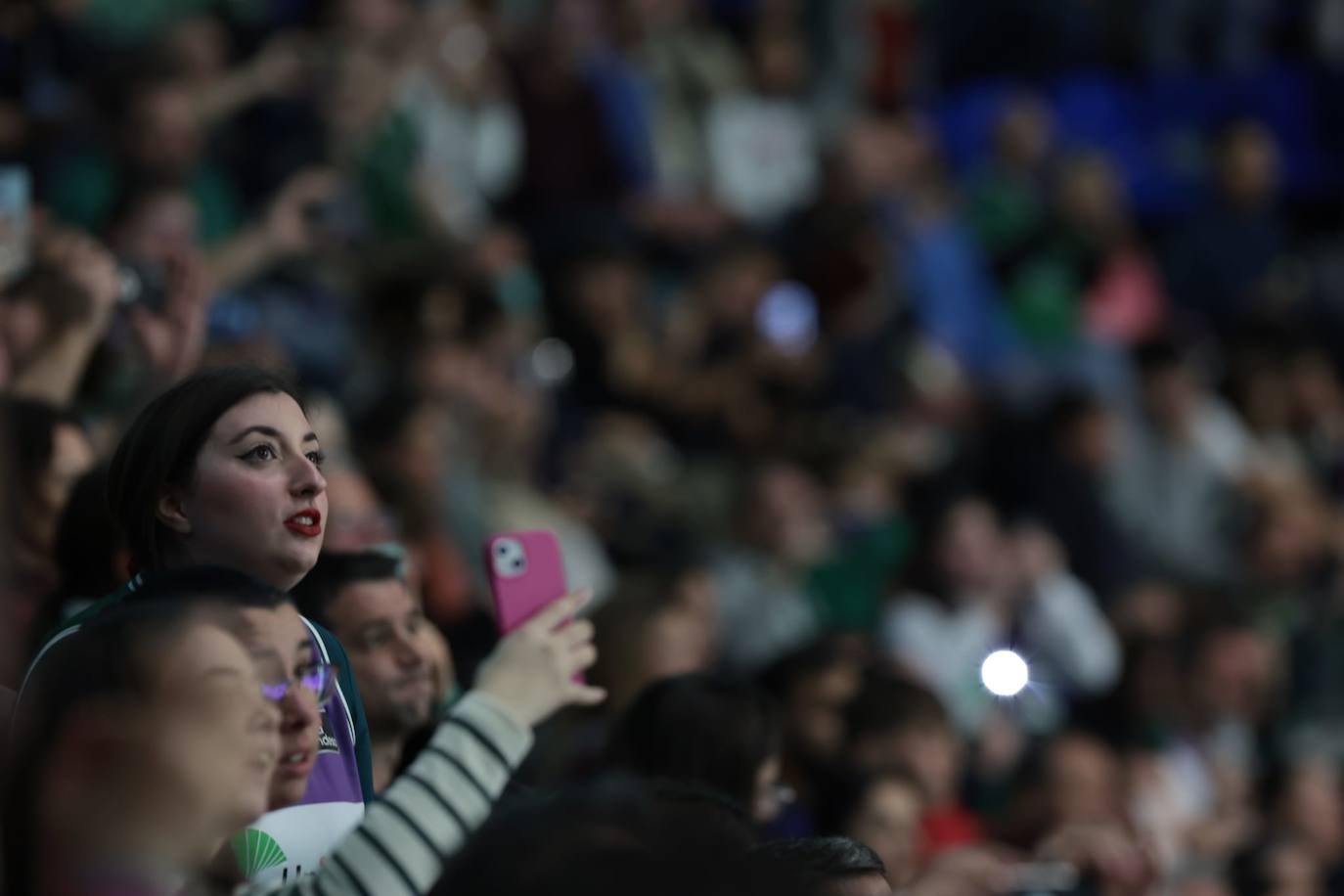 La previa del Unicaja-Girona estuvo marcada por la emoción: hubo fotos con la Copa, documental en el videomarcador e izado de la bandera con el nuevo título del club malagueño