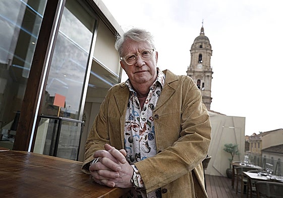 El actor Mark Williams posa tras la entrevista con SUR, ayer en la Terraza Catedral de OXO Museo del Videojuego, durante su visita a la ciudad por el festival FreakCon.