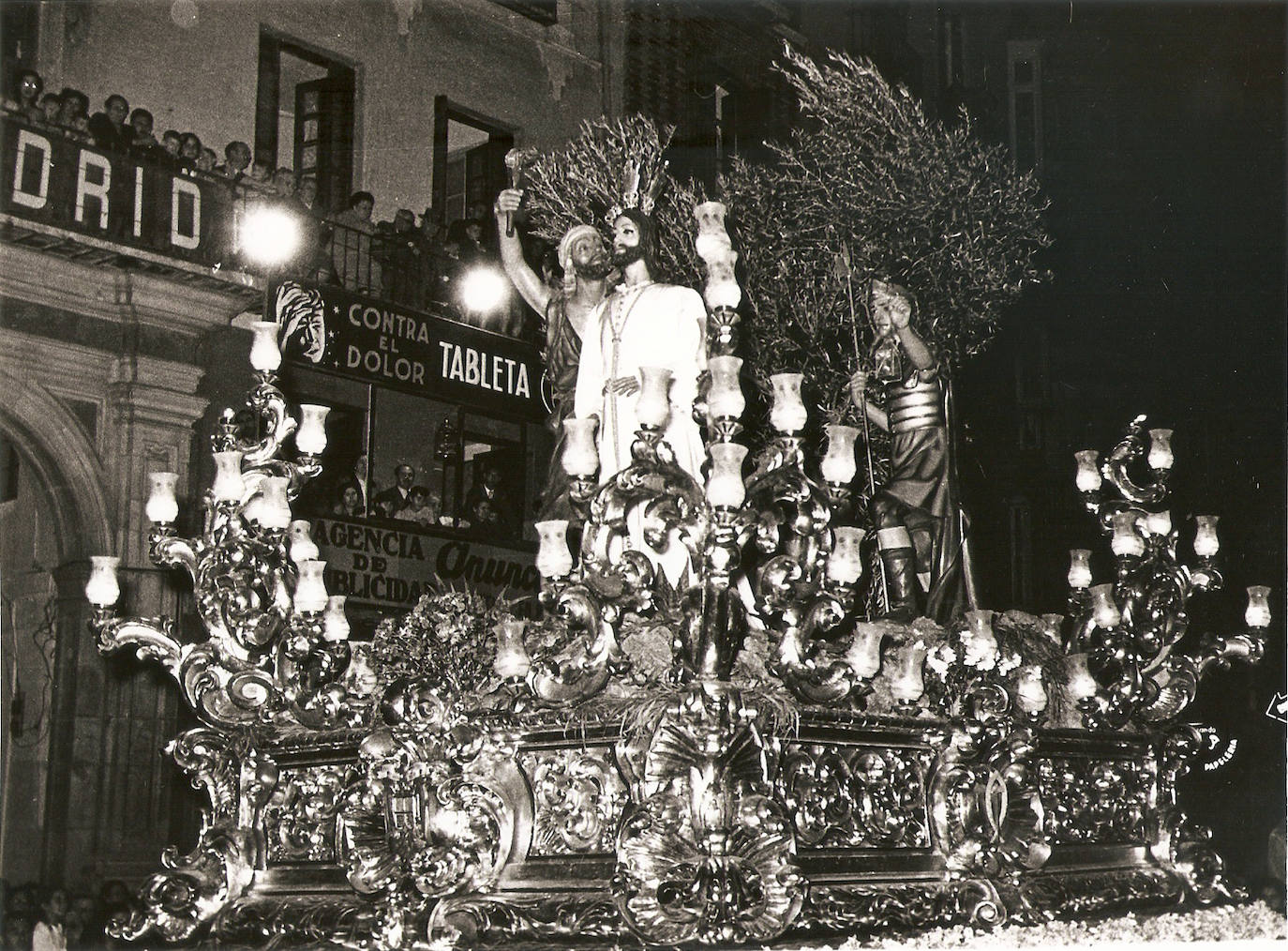 Apenas seis años, entre 1954 y 1960, salió el trono de madera dorada que, siguiendo los cánones de Luis de Vicente, realizó Pedro Pérez Hidalgo para el grupo escultórico del Prendimiento. En 1961, fue reemplazado por otro de líneas rectas y estilo difícilmente catalogable, realizado en aluminio por los talleres de la Escuela Franco.