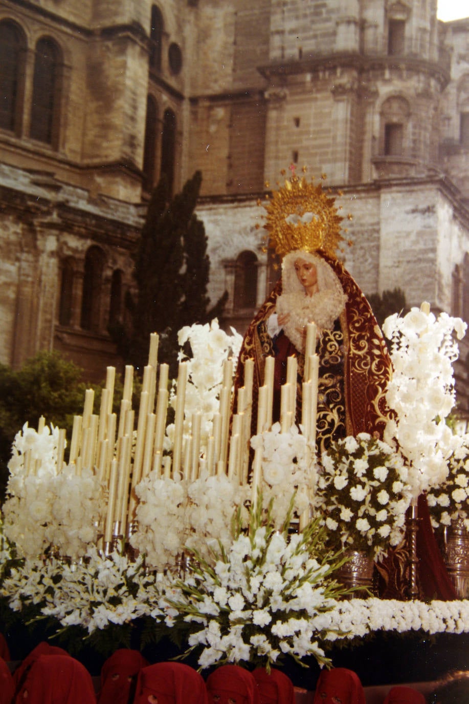 Con motivo de la primera aparición en la calle Virgen de la Salud, en 1985, la hermandad hizo estación de penitencia en el Patio de los Naranjos de la Catedral, ya que en esa fecha solo podían acceder al primer templo de la diócesis las cofradías de la Pasión y Viñeros. La Dolorosa figuró en unas andas, si palio, exornadas con flores blancas y velas rizadas.