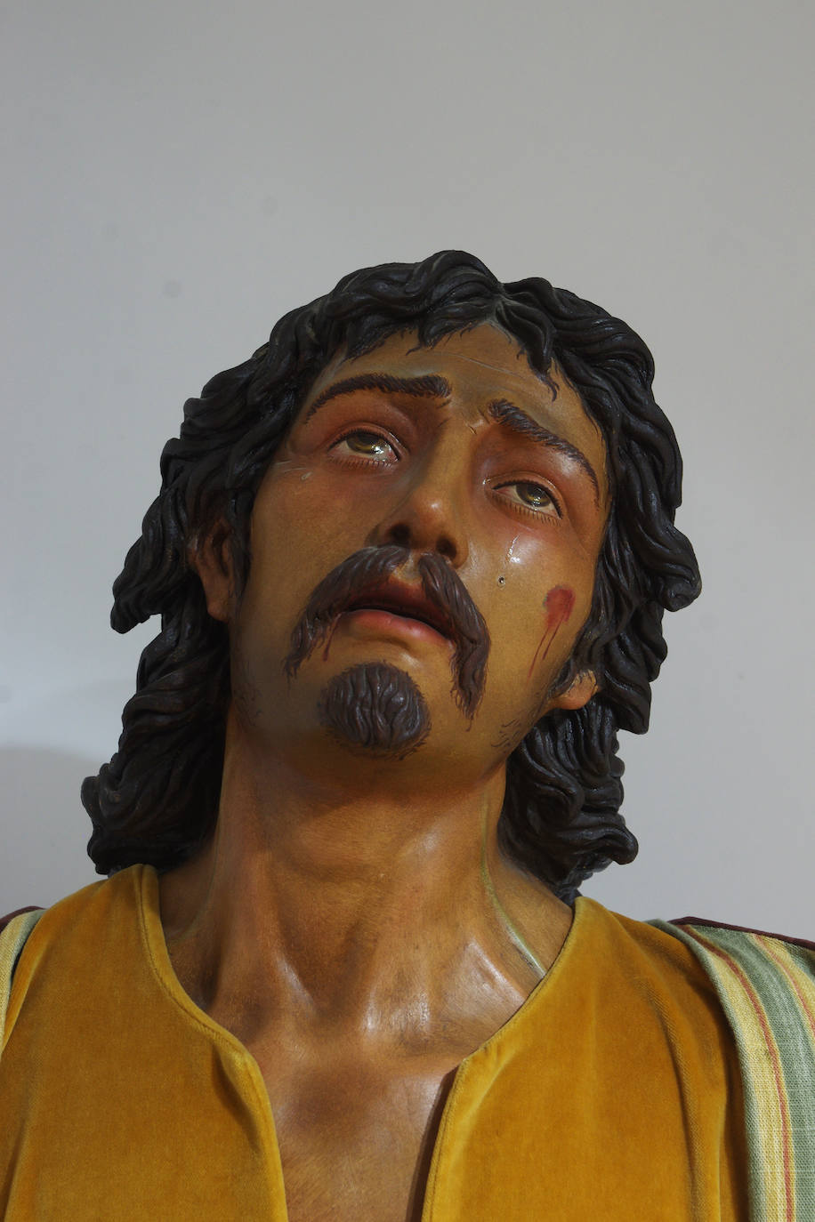 El Cristo de la Crucifixión procesionó hasta 2007 acompañado de la figura de San Dimas, obra de Bonilla Cornejo. La imagen, de cuerpo entero, se situaba a los pies del Crucificado. Dejó de procesionar porque, según argumentaron los hermanos, creaba cierta confusión de lo que se pretendía representar en el trono.