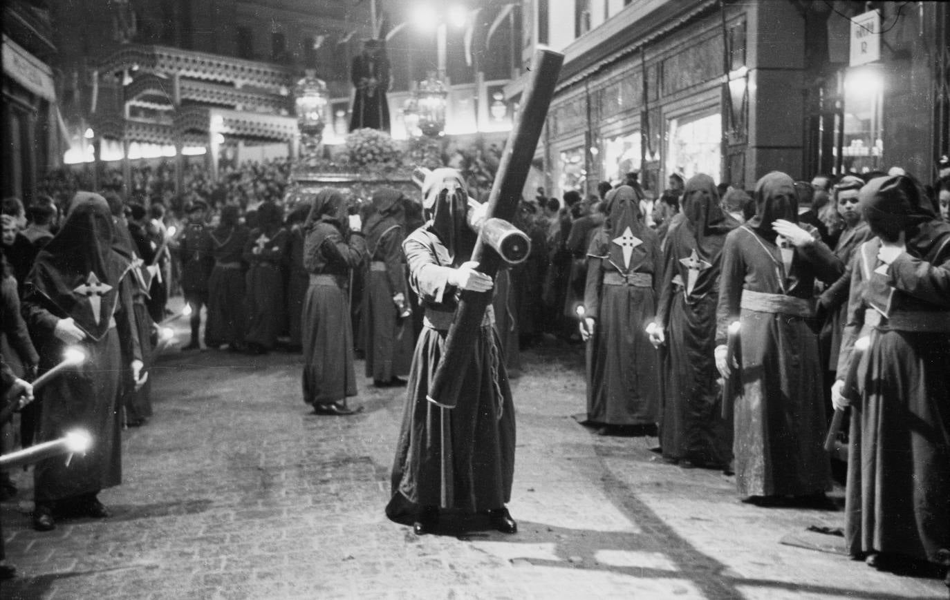 La Pasión cambió el color y la hechura de su equipo de nazareno en 1982. Con anterioridad, sus participantes vestían túnica color rojo cardenal, capuchón caído hacia la espalda, con filo blanco, la cruz de Santiago en el pecho, en alusión a la antigua capilla de San José, su primera sede, y cíngulo blanco.