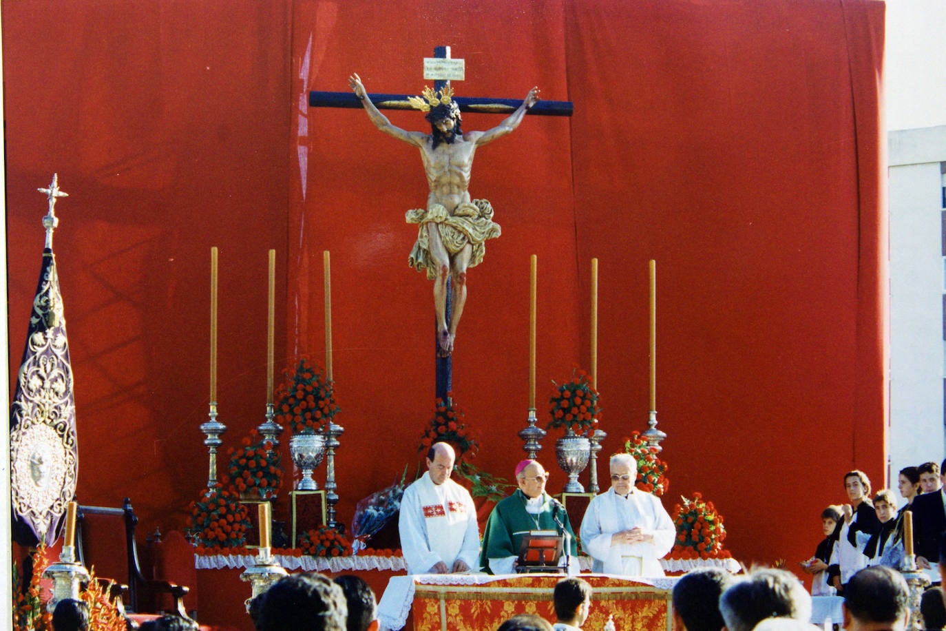 El Cristo de la Crucifixión se bendijo el 19 de septiembre de 1993, en el barrio de El Ejido, al aire libre. Todo es rojo, como la sangre que está derramando el cordero inocente. Todo es rojo como el dosel y los claveles, como la mesa de altar. Todo es pasión. Este Cristo, de barroca pureza y delicada expresión, de suave modelado, presenta la particularidad de que está clavado por las muñecas.