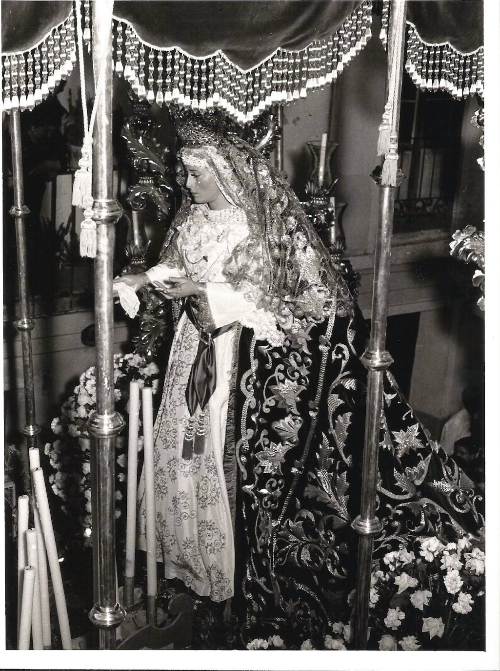 La Virgen del Gran Perdón, de la Cofradía del Prendimiento, luciendo el manto que le realizó el taller de Hijos de Rodríguez Sanz a principios de la década de los sesenta del siglo XX. Esta pieza, que fue completada en varios años, fue pasada a un nuevo terciopelo por el extinto taller de Empleo de la cofradía.