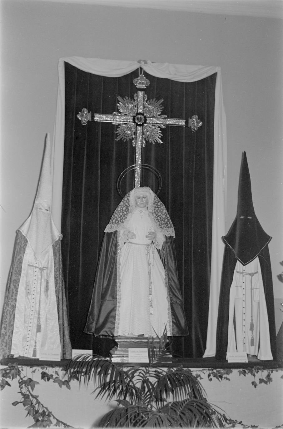 Recién salida del taller de Andrés Cabello Requena, la imagen de la Virgen del Gran Perdón fue mostrada al público en la exposición de estrenos que la Agrupación de Cofradías organizó en la planta baja de la desaparecida Casa de la Cultura, en la calle Alcazabilla. La muestra fue inaugurada el 23 de marzo de 1957. La Dolorosa, policromada por el pintor Luis Ramos Rosas, figuró expuesta ante la cruz guía de la cofradía y dos maniquíes que lucían los equipos de nazareno de los mayordomos.