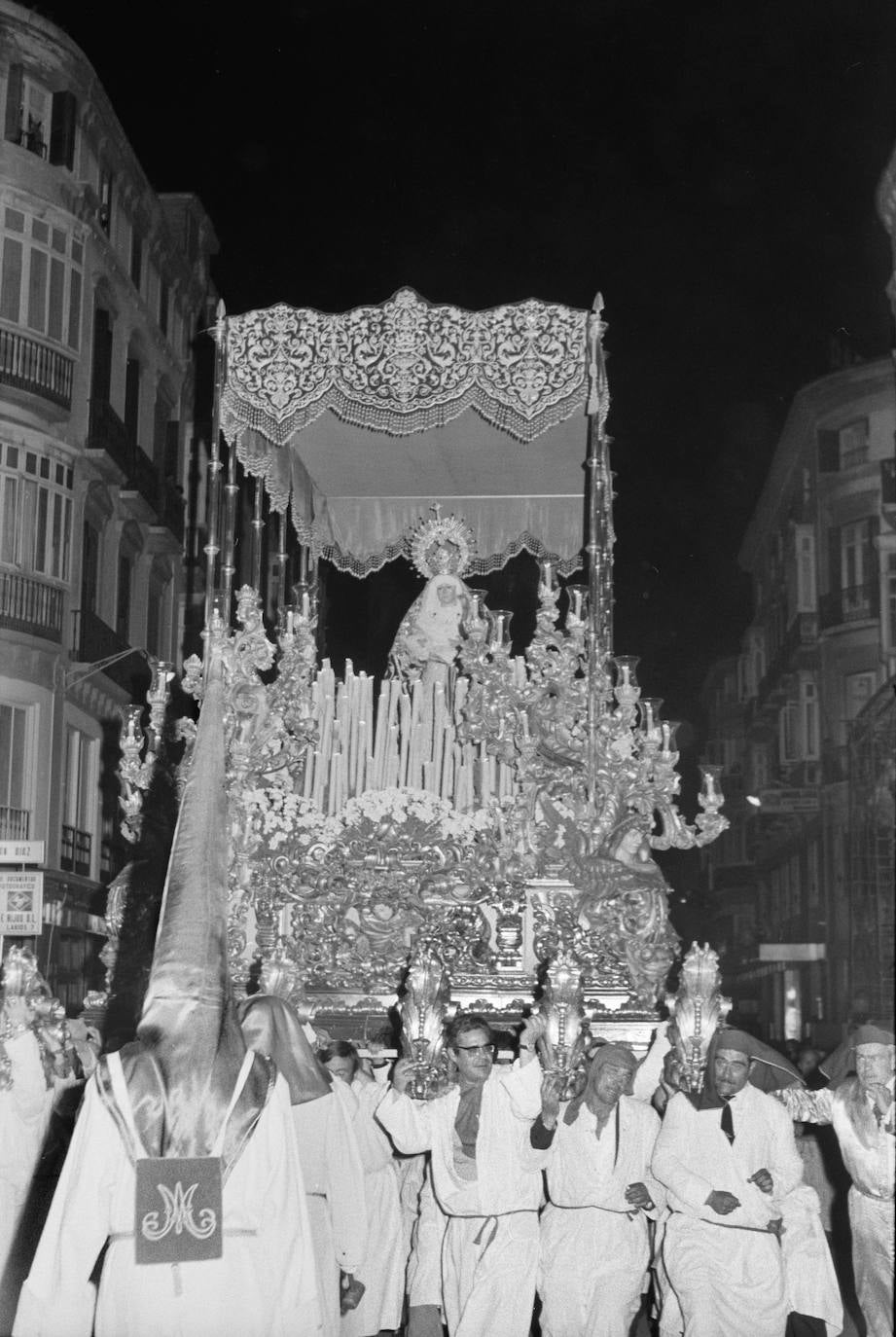 Una de las últimas salidas procesionales de la Virgen del Gran Perdón en el enorme trono de madera de Cabello Requena, que en 1974 fue reemplazado por el actual trono de orfebrería, de los talleres de Villarreal de Sevilla.