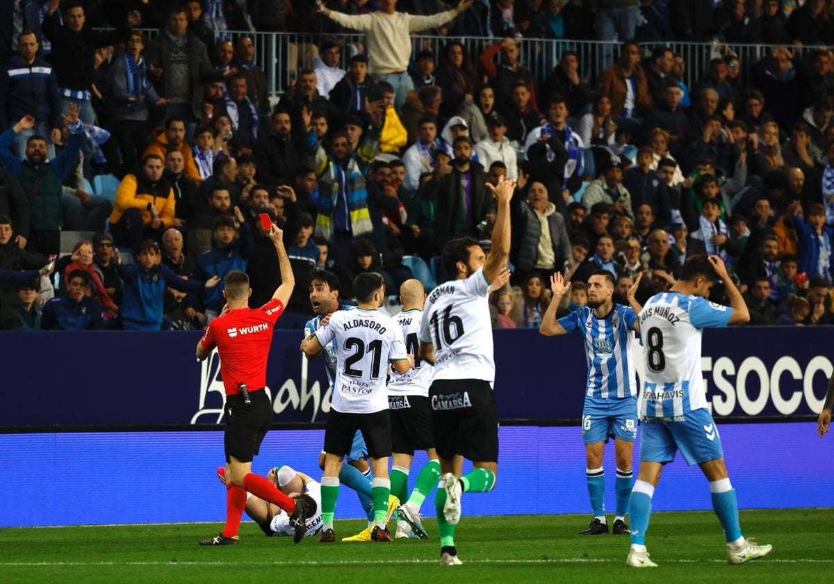 Momento en el que Genaro ve la tarjeta roja por su dura entrada.