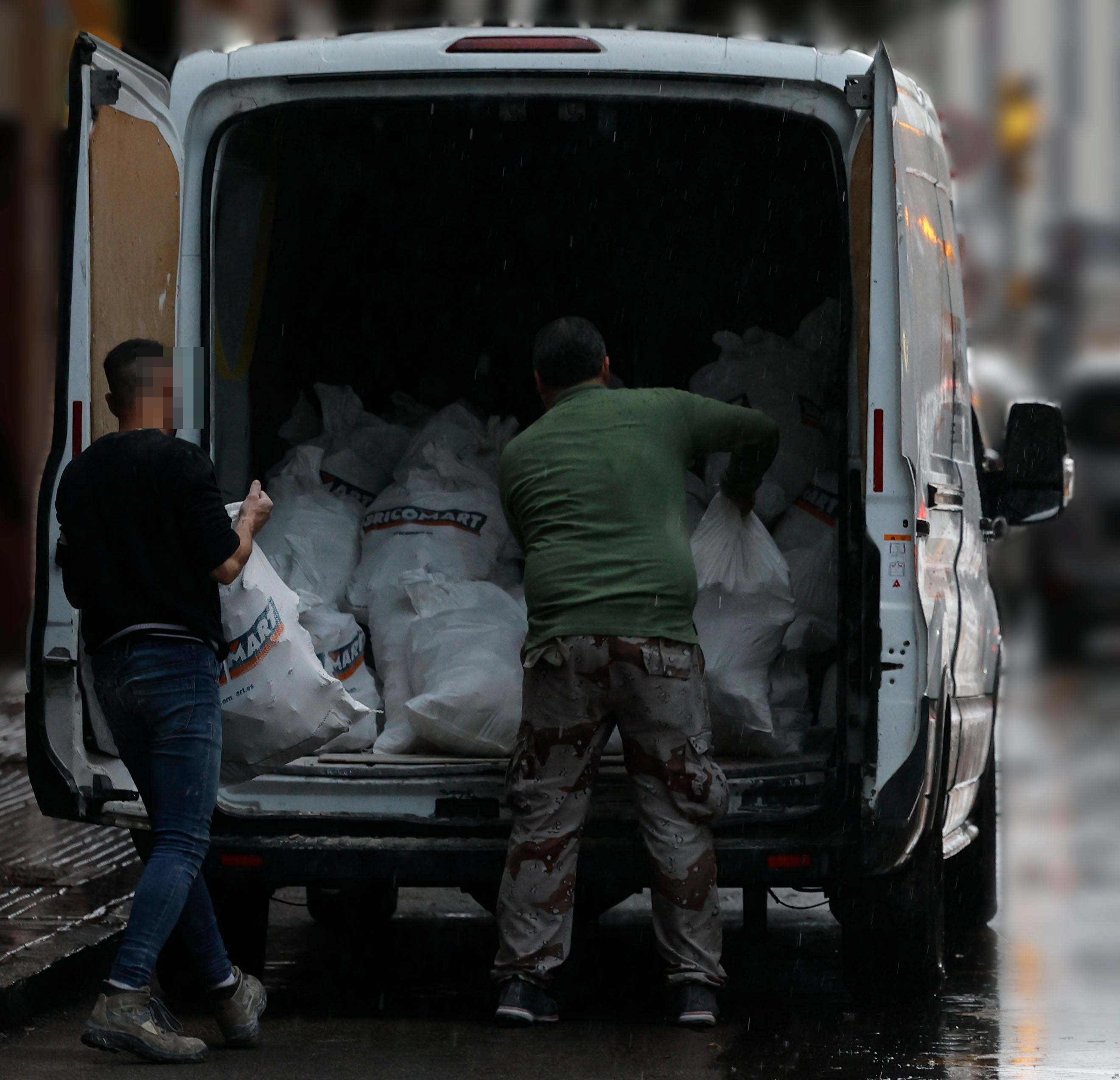 Trabajadores cargan los escombros de una obra en el interior de una furgoneta.