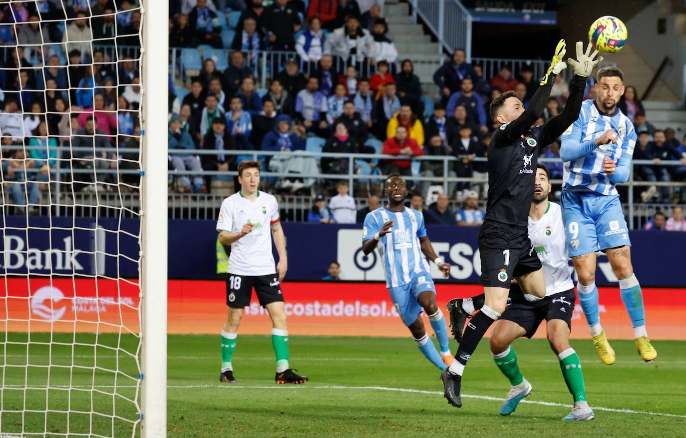 La derrota del Málaga ante el Racing, en imágenes