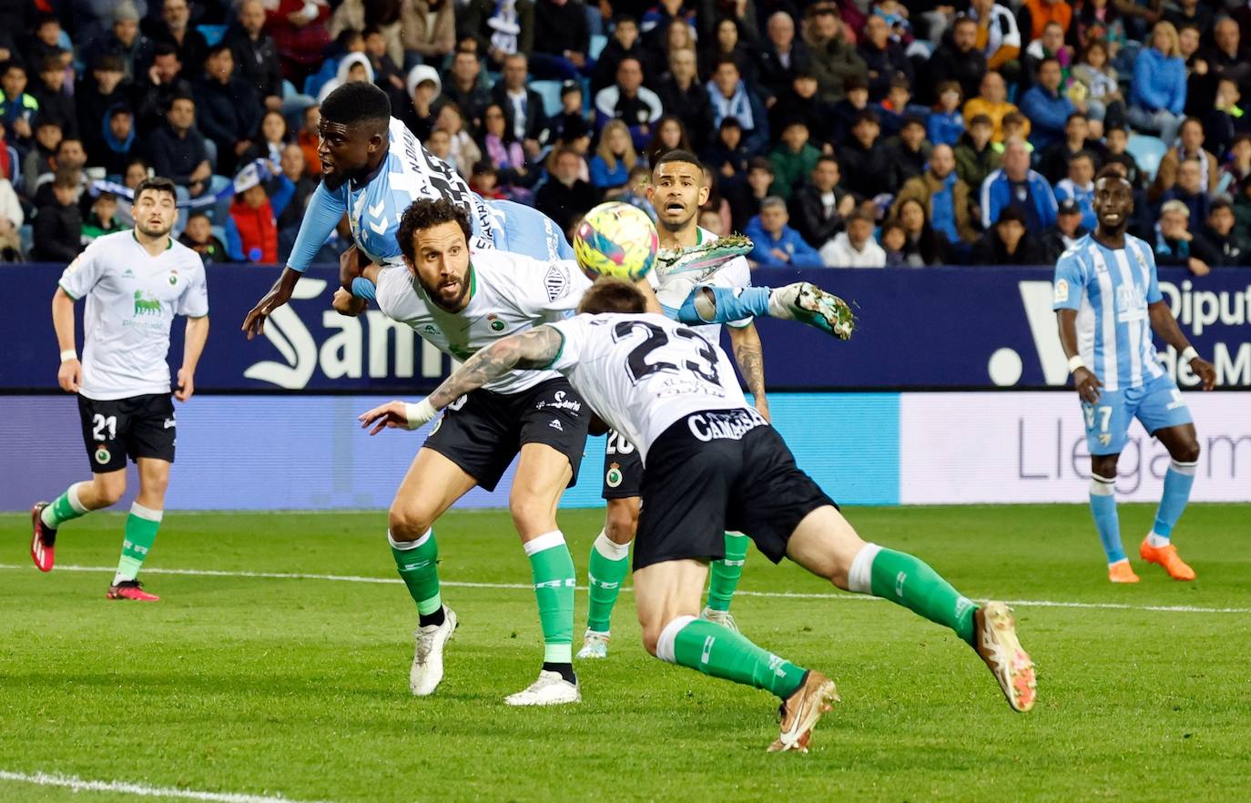 La derrota del Málaga ante el Racing, en imágenes