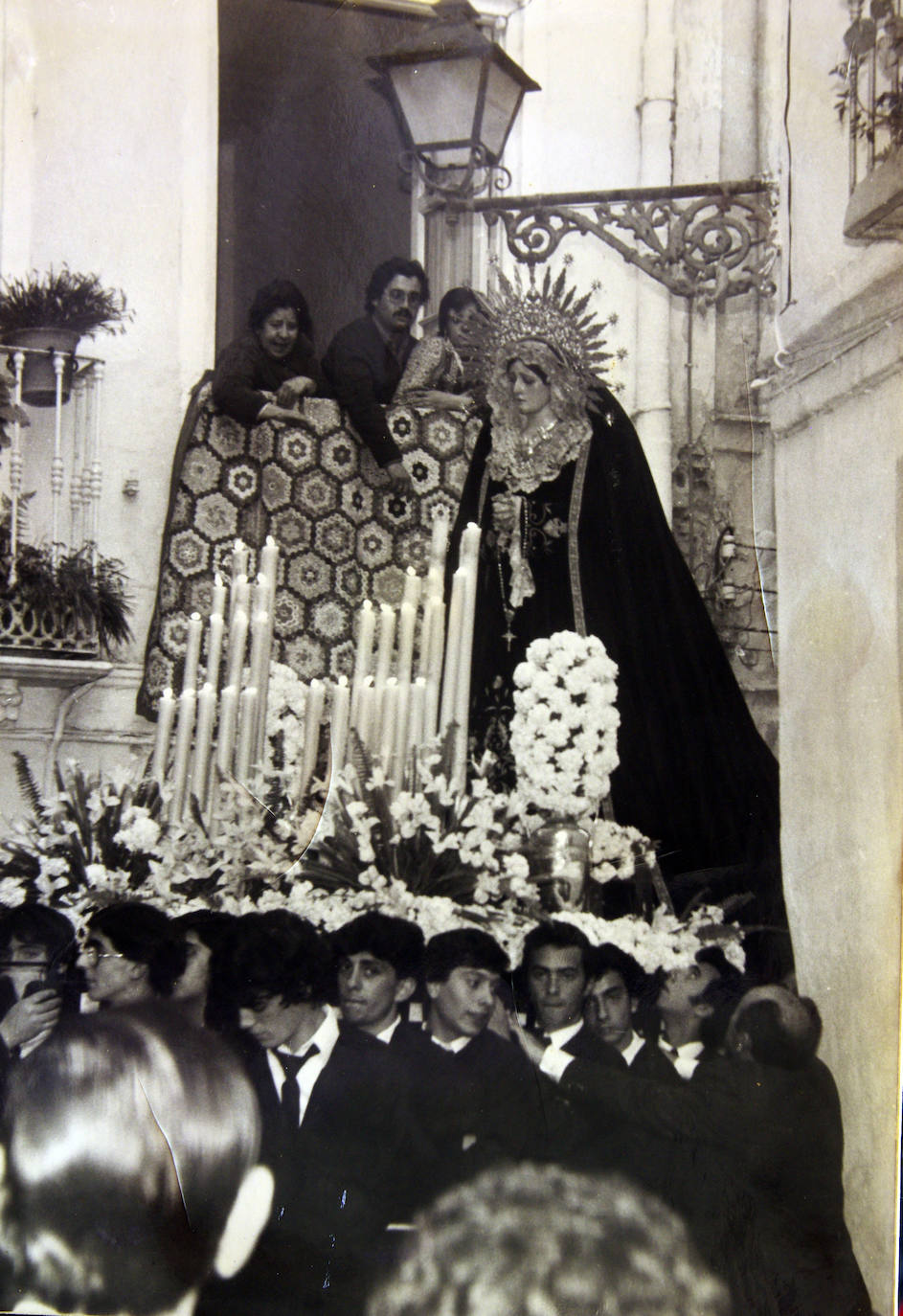 El Viernes de Dolores 2 de abril de 1982 se produjo la primera salida procesional de la Virgen de los Dolores del Puente por las recoletas calles que todavía se mantenían en pie y habitadas en la zona de El Perchel norte. Muchos de los enseres del ajuar de la imagen, colocada en un pequeño trono, eran prestados.