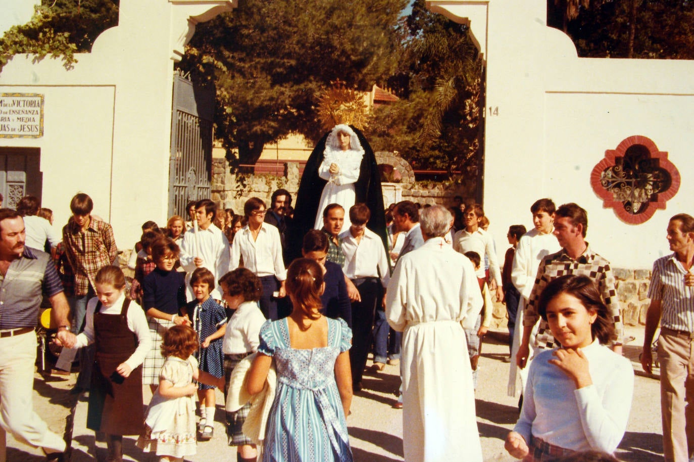 El 1 de noviembre de 1977 permanece grabado con letras de oro en la Hermandad de Nueva Esperanza, ya que en la capilla del colegio de Nuestra Señora de la Victoria (Colegio de Gamarra) se celebró el solemne acto de bendición de la Dolorosa. La eucaristía fue concelebrada por el párroco de la parroquia de Santa Ana y San Joaquín, José María Ortega Muñoz, siendo asistido por el párroco de la iglesia de San Francisco Javier, Miguel Rojas Barranco. Luego, se produjo el traslado de la imagen en unas sencillas andas.