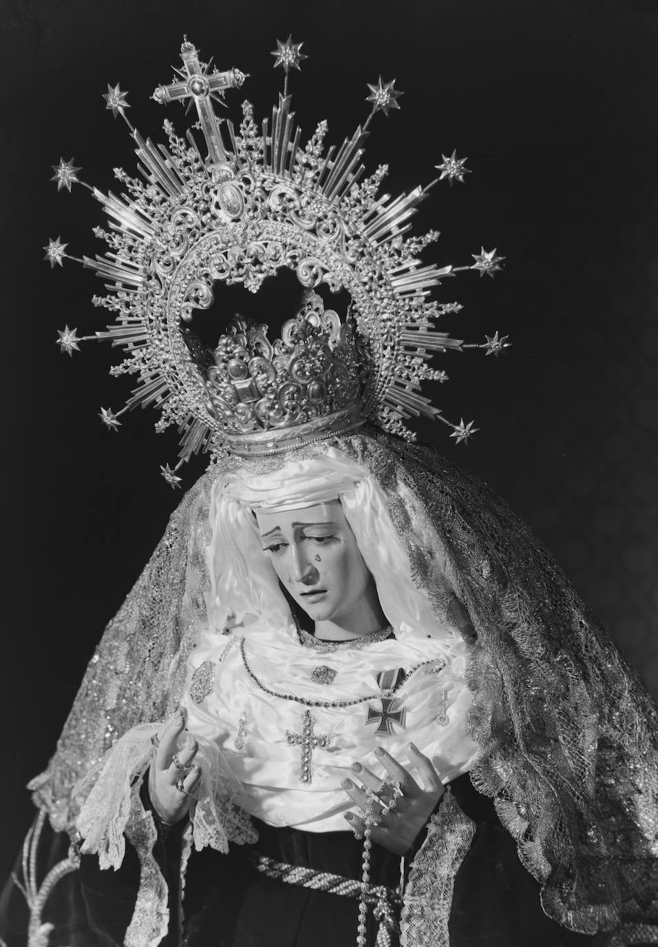 La actual Virgen de la Estrella es una sobresaliente escultura que, en su origen, respondía a las características de una Dolorosa de culto doméstico. Adquirida por la hermandad en 1945, tras el desencuentro y retirada de la anterior talla, por parte del exhermano mayor, José María Souvirón, la nueva titular mariana fue adaptada para la función procesional al confeccionarle un cuerpo de candelero, y más adelante, se sustituyeron las manos primitivas, con dedos entrelazados, por otras, abiertas y coloquiales. La Virgen de la Estrella es una bella y dramática efigie, posiblemente del círculo antequerano de finales del siglo XVIII. Su coste ascendió a la cantidad de 2.600 pesetas. Con anterioridad pertenecía a José Vizcaíno, un comerciante que poseía un establecimiento de abanicos en la plaza de Spínola y en aquellos años actuaba como intermediario en la venta de imágenes.