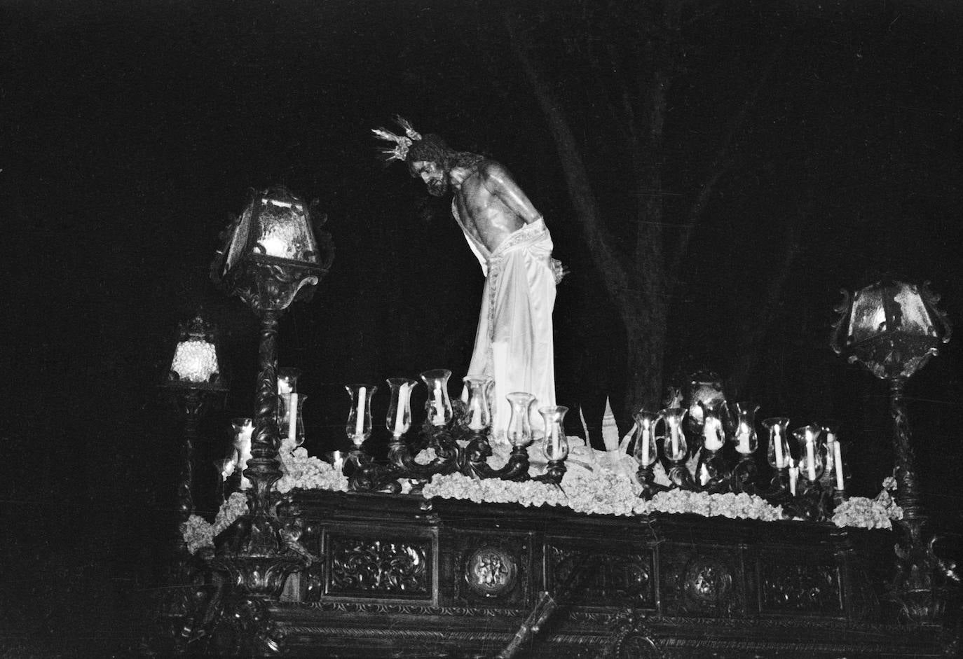 Jesús de la Humillación marcha por la Alameda en la Semana Santa de 1959. Como se observa, la disposición original del Señor poseía mayor inclinación que la actual. La pieza sufrió una intervención por parte de Pedro Pérez Hidalgo y Mario Palma Burgos en la década de los 80. Más recientemente, la imagen fue restaurada por Elisa Quiles (1990) y por Alfonso Ruiz y Mónica Aragón de ´Legno Restauro´ (2002).