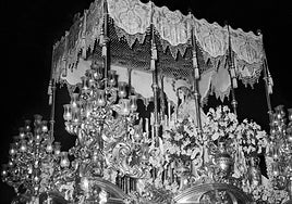 La Virgen del Rocío en su antiguo trono de madera