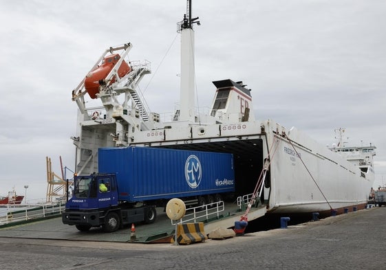 Primera operativa de carga de mercancías en la nueva línea Málaga-Tánger.