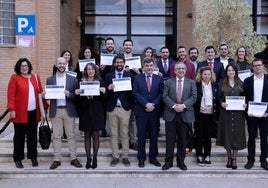 El rector, con los doctores de la promoción 2018/19.