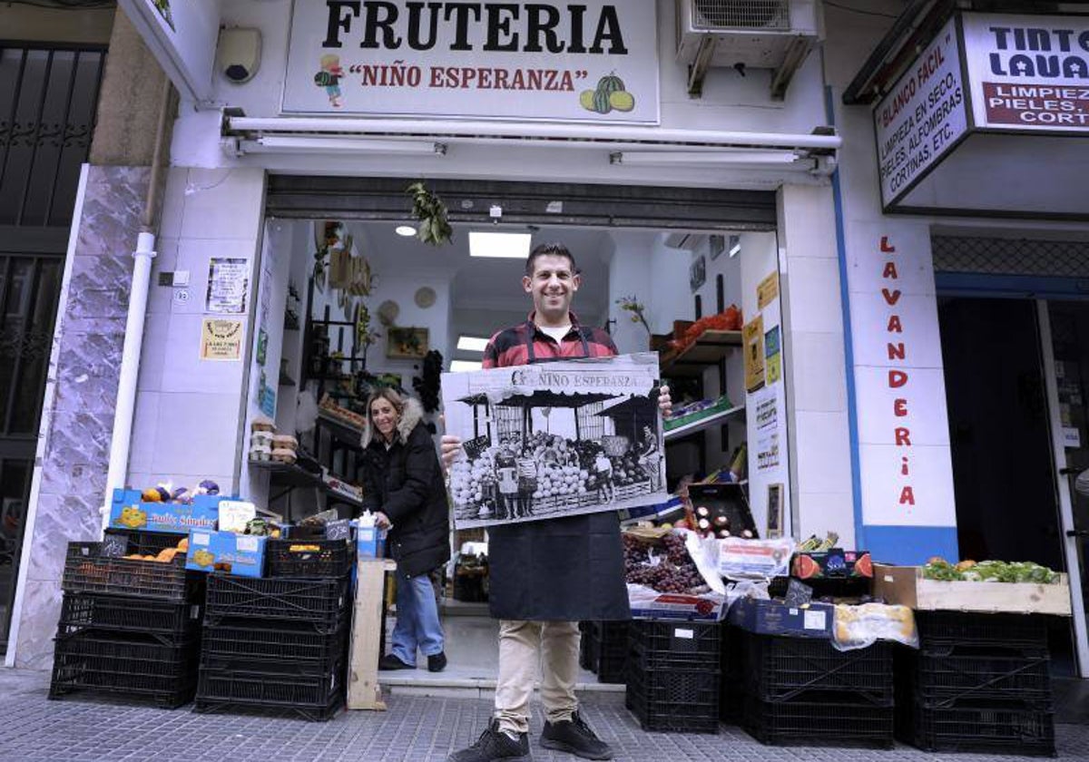 Alejandro Carrillo posa delante de la frutería junto a su mujer Rocío Torres.