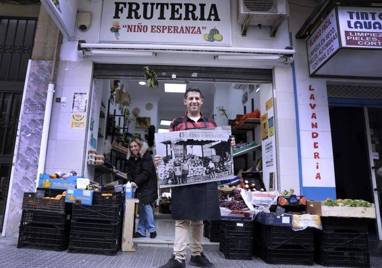 La frutería Niño Esperanza renace medio siglo después en Málaga