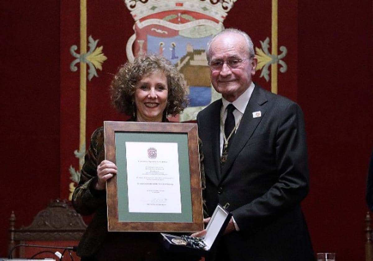 La nieta de Porfirio Smerdou, Macarena, recibe de manos del alcalde para su abuelo ya fallecido, la medalla de la Ciudad y el título de hijo predilecto.
