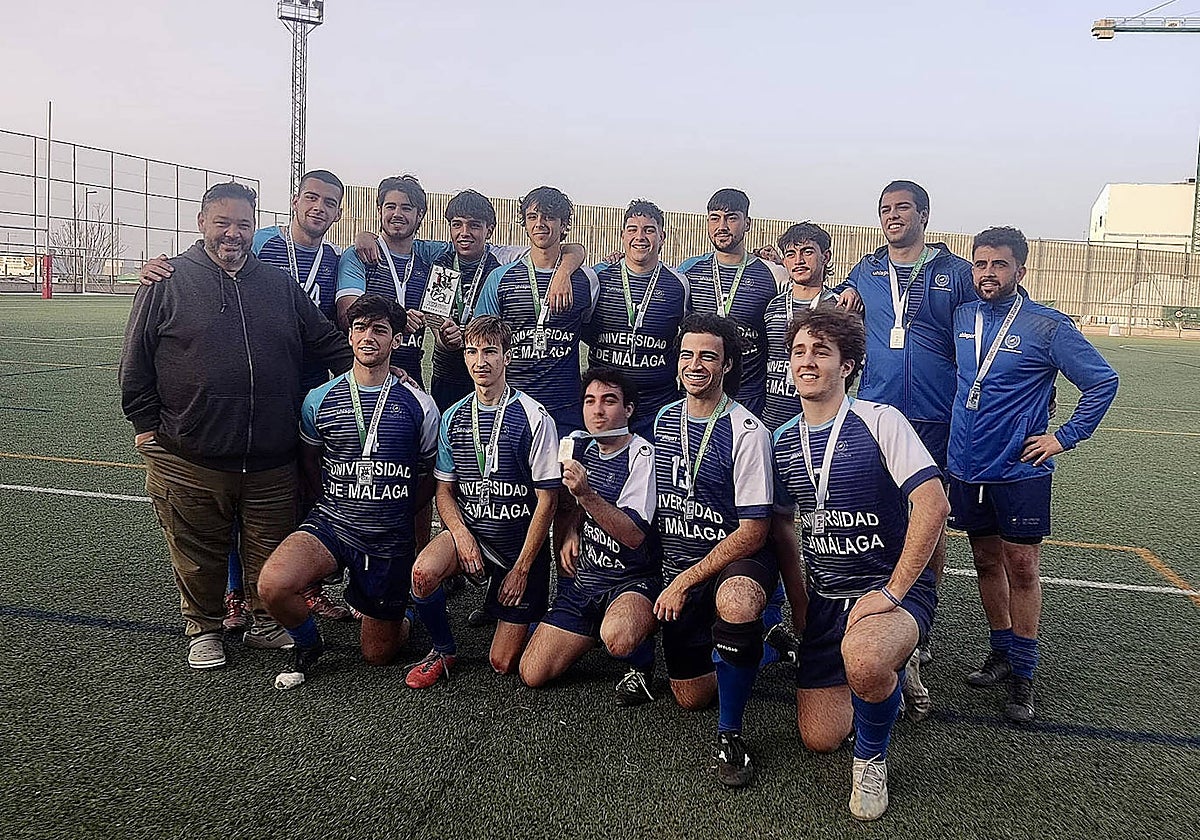 La selección masculina de rugby 7 posa con su medalla de plata