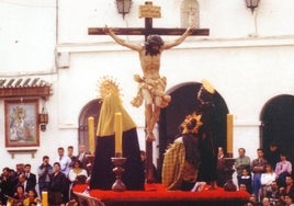 Salida del Cristo de las Penas desde el antiguo tinglado de la plaza de Capuchinos