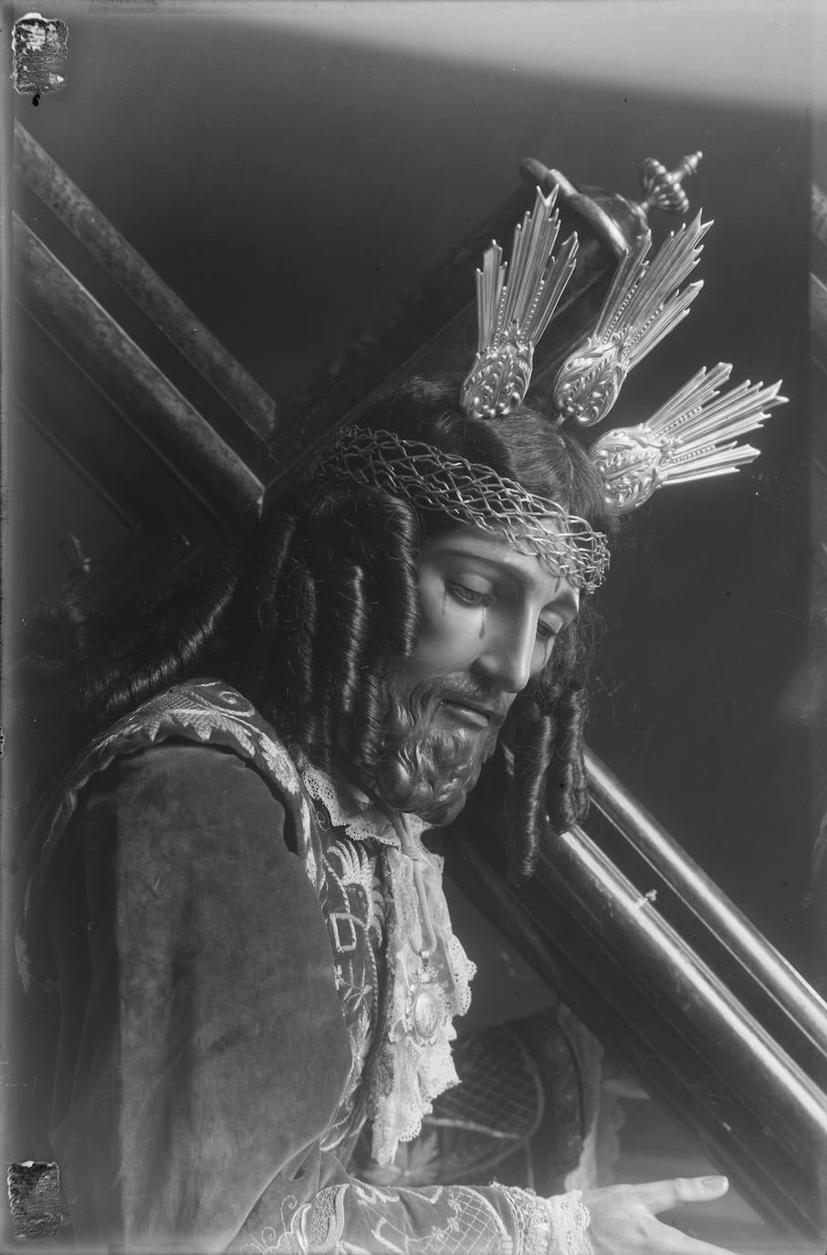 En 1939, el aloreño José Navas-Parejo Pérez talló la actual imagen de Jesús El Rico en su taller de Granada. El escultor se inspiró en la primitiva efigie dieciochesca, destruida en los sucesos de mayo de 1931.