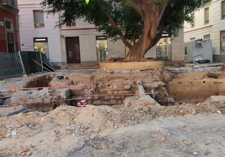 Restos del antiguo cerco medieval de Málaga que aparecieron durante las obras.