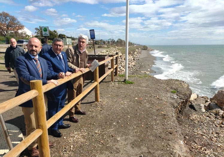 Javier Salas, Antonio Moreno Ferrer y Ángel González, este martes en la playa de Chilches.