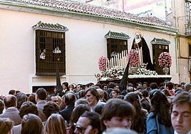 Antigua fotografía de la Virgen de los Dolores ante las Hermanas de la Cruz