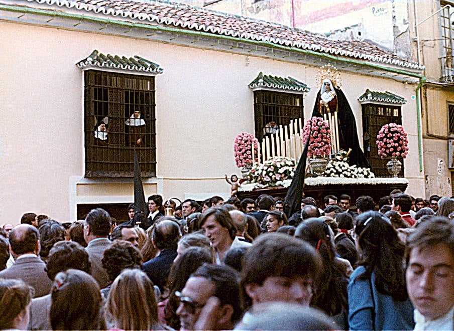 Después de 85 años sin salir en procesión, la Virgen de los Dolores volvió a pisar la calle en la Semana Santa de 1978. A su paso por la Plaza Arriola ocurrió un hecho que desde entonces viene repitiéndose año tras año. Y es que cuando la imagen llegó a la altura del convento de las Hermanas de la Cruz, las monjas, inesperadamente, cantaron un motete a la Dolorosa.